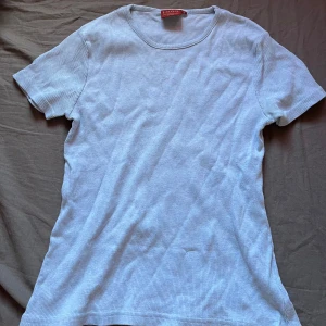 Ljusblå ribbad t-shirt f - Den har en röd fläck på bild 2, går säkert att få bort men jag har inte försökt! 