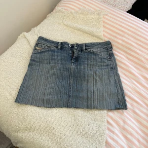 Kjol - Skit snygg jeans kjol ifrån Diesel i storlek 28. Passar mig som vanligtvis är en S/M. Köpt vintage men helt oanvänd av mig. 💝