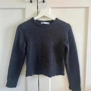 Mörkgrå stickad tröja från ZARA - Jättefin stickad tröja från zara, säljer pga den inte vart till användning. Den passar bra att ha till vardags men det går även att klä upp den. Tröjan är lite genomskinlig! 