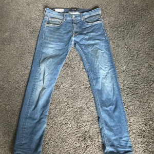 Blå Replay Grover jeans straight fit - Säljer ett par blå Replay Grover jeans i straight fit med klassisk femficksdesign och snygga detaljer. Jeansen är tillverkade i Replay Hyperflex-material som ger extra stretch och komfort. Perfekta för dig som gillar en tidlös jeanslook. ⚠️skicka pm för fler bilder(priset är ej hugget i sten)⚠️