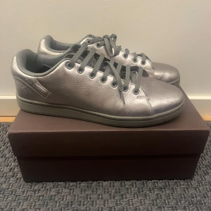 RAF Simon’s  - RAF Simmons skor använda men i bra skick. Storlek 43/44. Nya är runt 3000 så säljer dessa till ett bra pris vid snabb affär går det att förhandla ;)