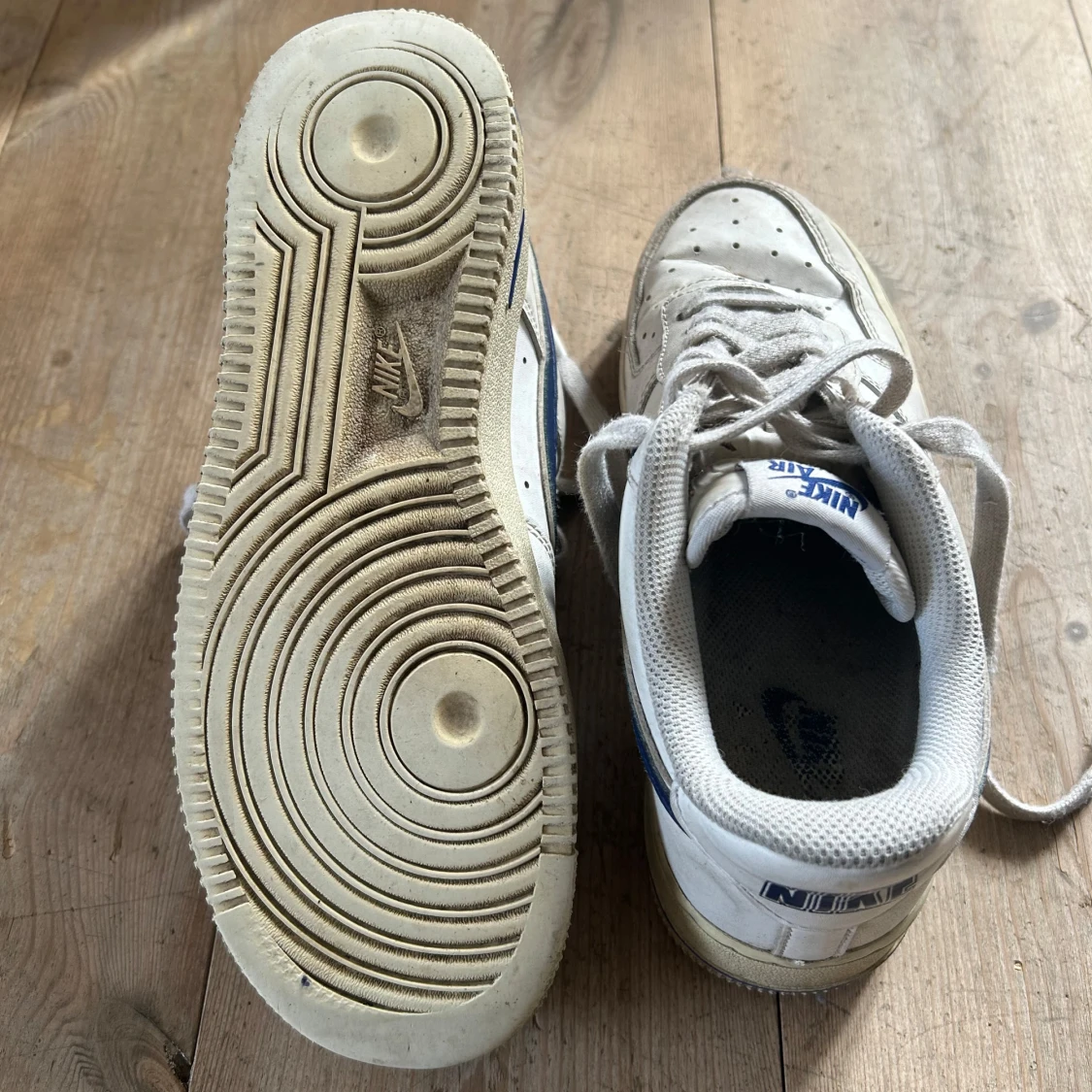 Nike Air Force 1 med blå detaljer - 3