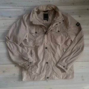 J.lindeberg field jacka - En riktigt snygg och trendig jacka från j.lindeberg. Den har inte några defekter och är näst intill nyskick. Nypris: ca 4000kr. Skick: 9,5/10