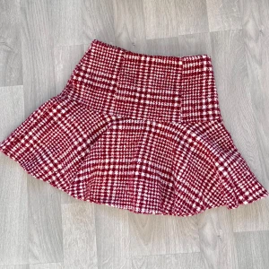 Röd rutig kjol - Tjockt material med underkjol, passar perfekt till boots!