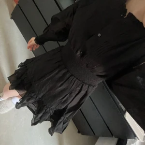Svart volangklänning  - Supersnygg svart klänning med volangkant💕 Passar till en fin middag eller en fest💕Storlek Xs💕 Köpte länge sedan men haft på mig den en gång💕 Kläningen behövs strykas men är annars i perfekt kondition💕Köpte den för 1000+ kr med säger betydligt billigare då den inte kommer till användning längre💕 Märket Desiger Remix💕💕