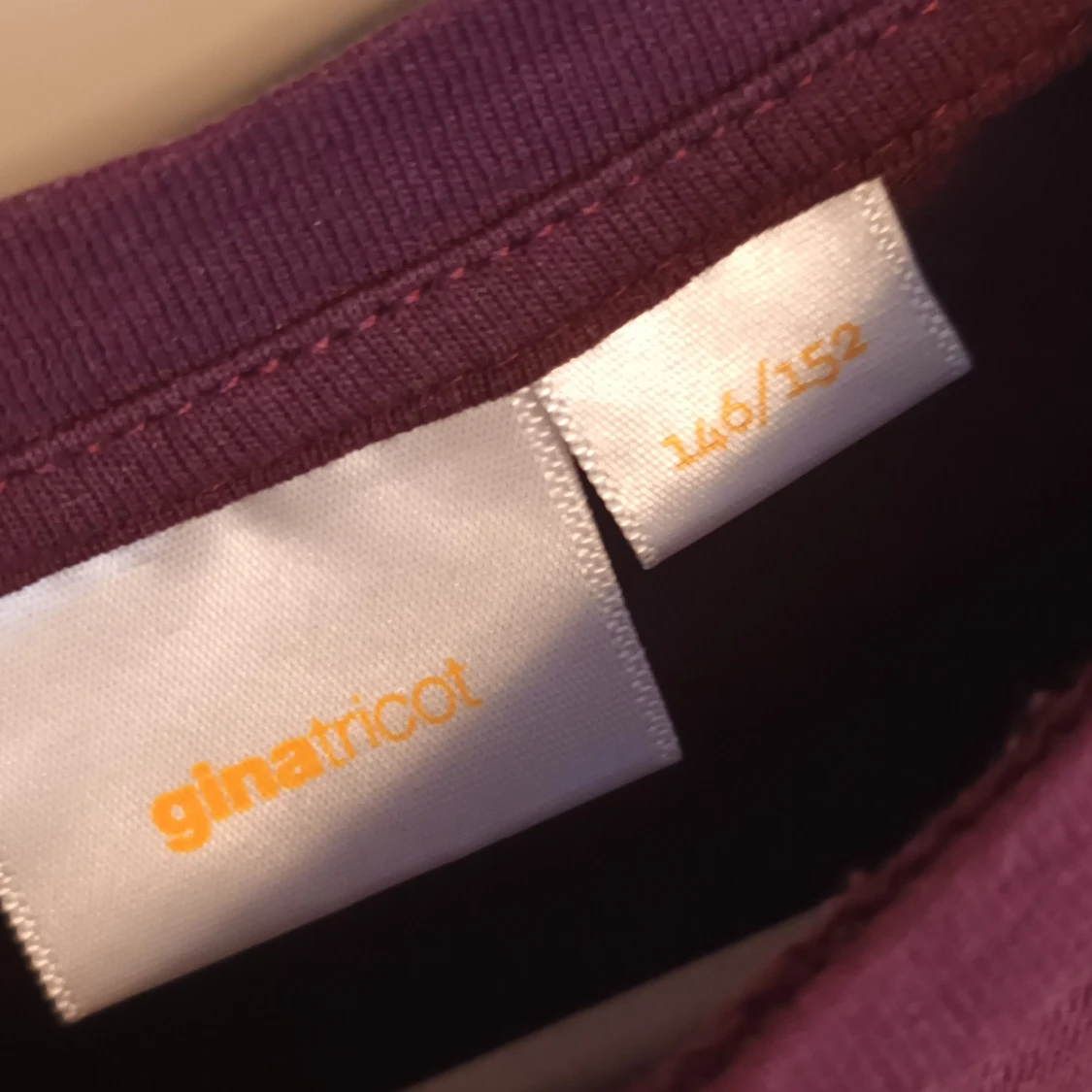 Vinröd topp med volangärmar - 3