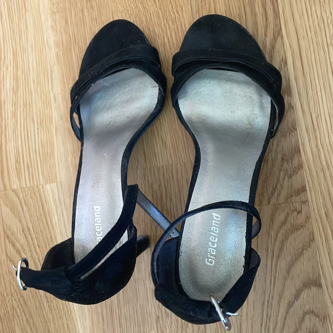 Svarta klackskor från Graceland