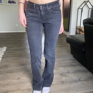 as snygga low waist svarta bootcut jeans - Snygga svarta bootcut jeans med låg midja. Perfekta för en trendig look. De har en klassisk design med fem fickor och knappar framtill. Köpte dessa men var TYVÄRR för små i midjan. Köpte för 950kr 💕 så vill sälja för ungefär 599kr 💕använda 2 gånger 