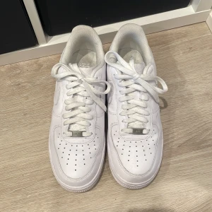 Nike Air Force 1 vita sneakers - Använt 2 gånger pga förstora box får du med