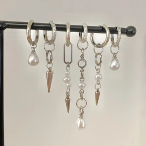 Örhängen  - Laika🩷🩷🩷🩷egengjorda örhängen gjorda med kärlek, i rostfritt stål. Säljs parvis men går att kombinera två olika örhängen i ett par.  Örhängen 119 kr/par Örhängen glitter 129 kr/par Vid egna önskemål eller kombination av både glitter och utan är det bara att fråga 