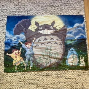 Totoro banderoll - Säljer denna tororobanderollen man kan hänga upp på väggen.