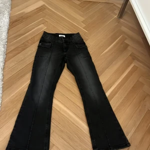 Svarta byxor från Lindex - Säljer ett par svarta byxor. Byxorna har en cool tvättad look och stängs med dragkedja och knapp. Perfekta för en avslappnad och trendig stil.