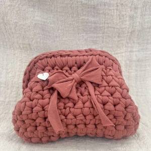 Rosa handvirkad clutch - Superfin rosa clutch (finns också utan rosett) som är handvirkad i 100% återvunnet T-shirt garn. Från mitt UF företag (Crotique UF). Perfekt till vardags och fest!💕