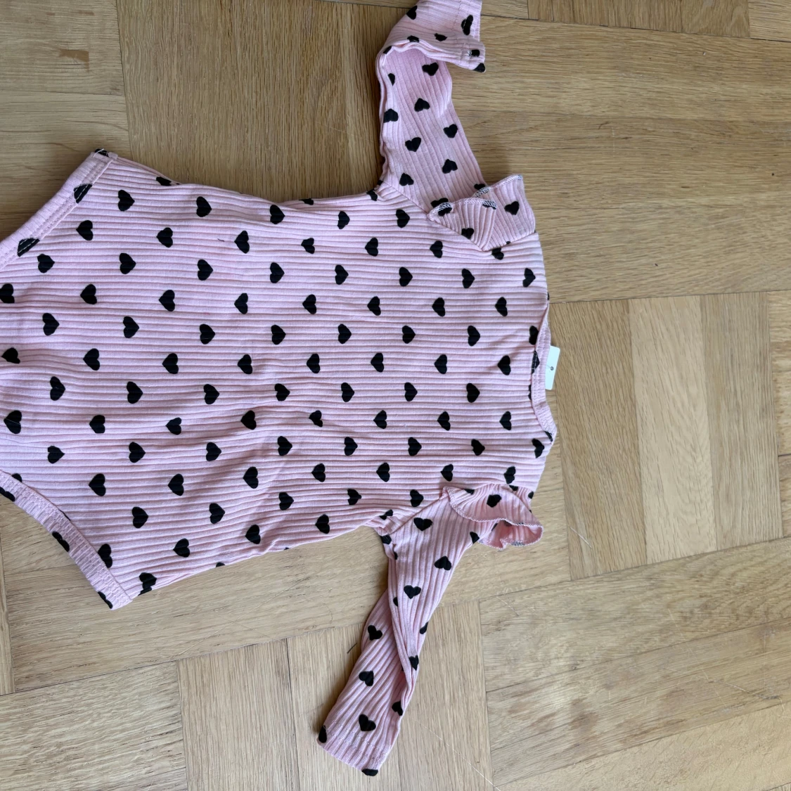 Rosa ribbad body med svarta hjärtan  - 3