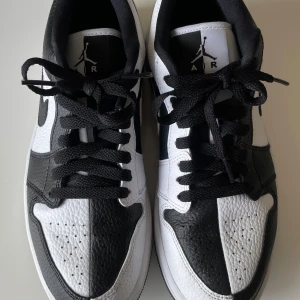 Nike Air Jordan 1 Low Homage Split Black White  - Säljer mina Nike Air Jordan 1 Low i Homage Split Black White- färgen. Skorna har svart och vitt läder, klassisk swoosh på sidan och Air Jordan-logga broderad på hälen. Säljer dessa då dem ej kommer till användning. Använda två gånger, utan några repor eller synliga tecken på användning. Storleksmässigt är dem ganska normala. Jag är en 38/39 å dessa i storlek 38,5 är mer som en 39. Köpta för 1.900kr, säljer för 1.300