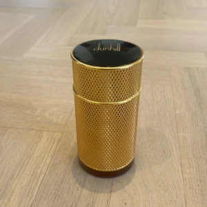 Dunhill Icon Absolute Eau de Parfum - Lyxig herrparfym från Dunhill i en elegant guldig flaska med metallisk struktur och svart topp. Doften är Icon Absolute, en Eau de Parfum på 100 ml, varav uppskattningsvis ~ 90 ML kvar. Perfekt för dig som gillar exklusiva och maskulina dofter. Tyvärr är den inte min smak av parfym och därav vill jag sälja den. Nytt pris cirka 599 kr. Mitt pris: 399 kr