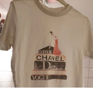 Tröja - T-shirt i storlek S. Tryck gärna på köp nu🌸