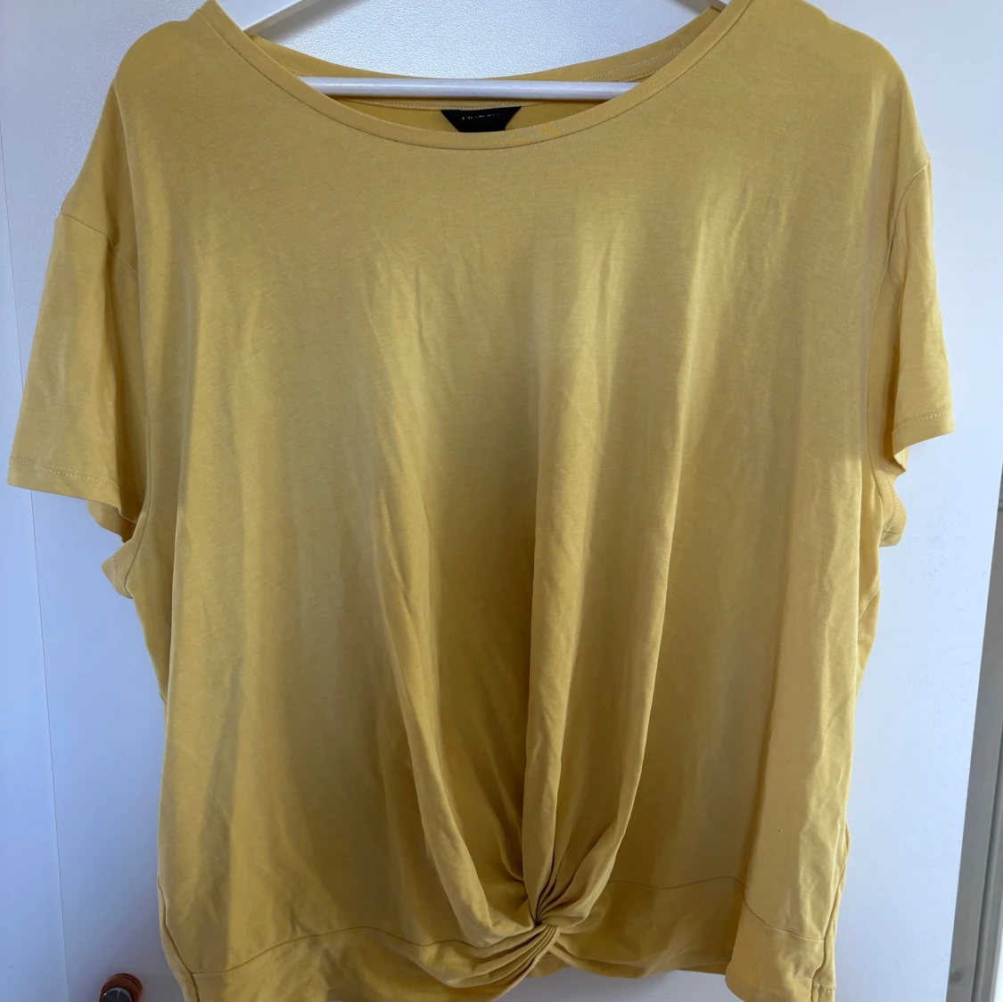 Gul t-shirt med knut framtill från Lindex