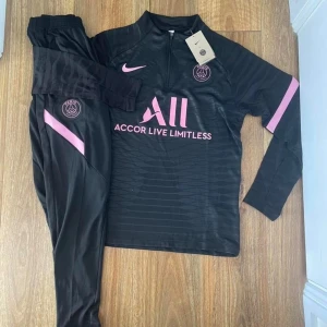 Psg tracksuit - Säljer en svart rosa psg set. Färg kombinationen är jätte snygg tycker jag och passar till allt. Frågor eller funderingar hör av er!