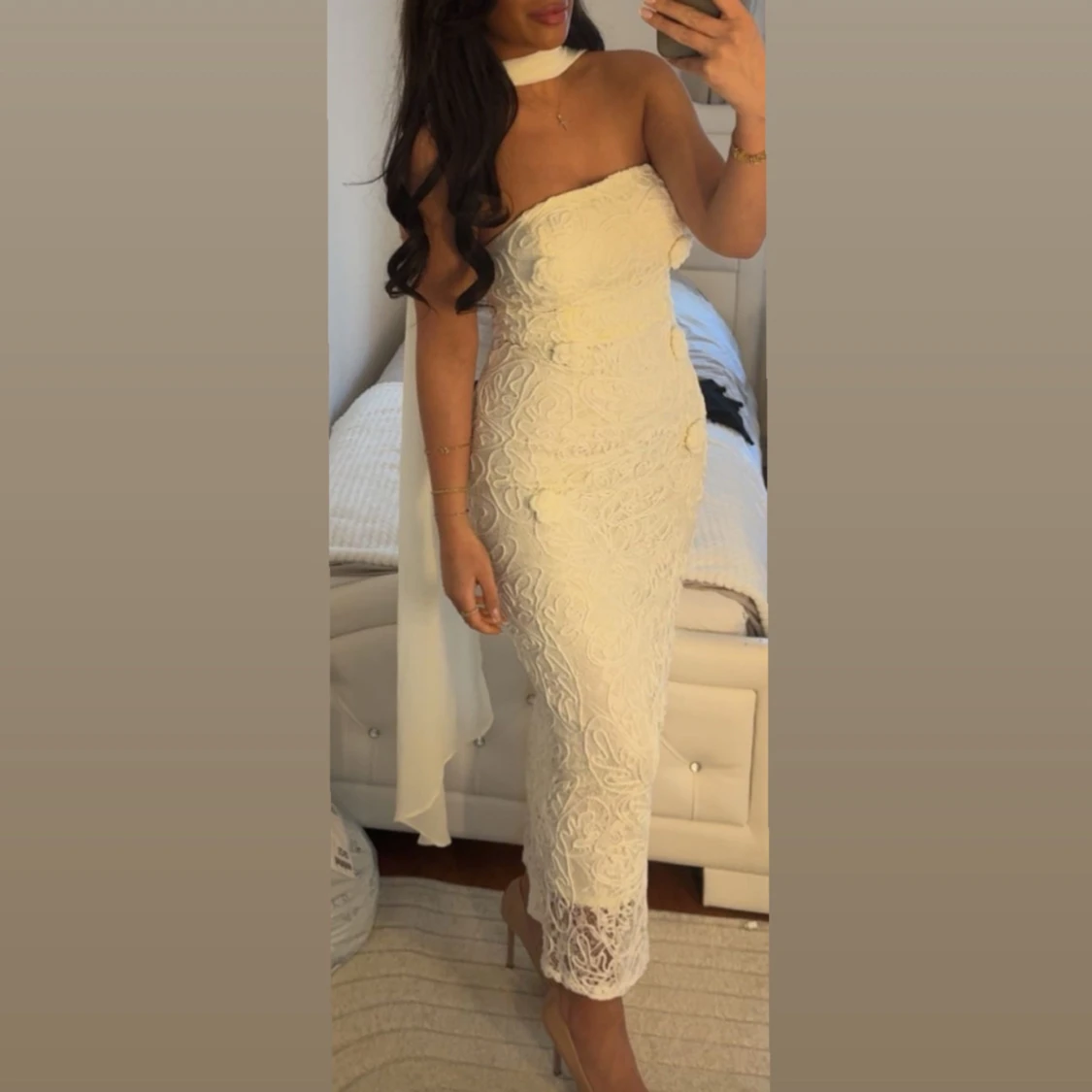 Vit spetsklänning med axelbandslös design (egen design) - 1