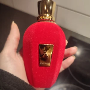 Xerjoff Wardasina perfume - Xerjoff Wardasina perfume. Edp. Approximately 75% left, see the last picture and decide for yourself. Some defects on the bottle, mostly on the gold emblem at the front. And the sticker has peeled off at the bottom cause of the Velvet texture on the bottle. The bottle has some weight to it, feels luxurious. [❗📦 DELIVERY INFORMATION: I am able to ship with Instabox on Fridays only, since I dont have one near me! Postnord I can ship with everyday.]