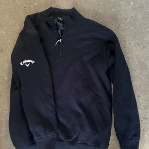  Callaway tröja /windbreaker - Säljer en svart långärmad tröja från Callaway med halv dragkedja framtill och broderad logga på ärmen. Perfekt för golf eller andra utomhusaktiviteter. Klassisk passform och mjukt material. Ändvänt fåtal gånger. Har en tunn foder på insidan som fungerar som en windbreaker 