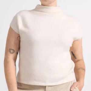 Beige stickad polotopp - Säljer denna beiga stickade polotopp från Kappahl i storlek S. Endast använd fåtal gånger & jättefint skick! Skriv för egna bilder 💕