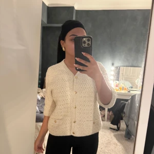 Zara kofta - Jätte fin slutsåld kofta i gulddetaljer! Är i storlek XL men passar mig som är S i storlek💗Använd enstaka gånger 