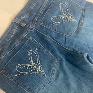 Bootcut jeans  - Bootcut jeans med snygga detaljer på bakfickorna! ☀️