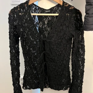 Svart spetsblus med knyt - Bara använd 1 gång , som ny 