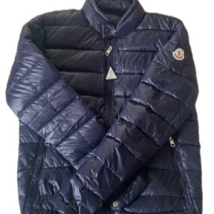 Moncler Acorus Mörkblå - Moncler höst/sommarjacka i modellen ”Acorus” Färgen Mörkblå storlek 2 motsvarar S men passar även M. Jackan har inga defekter och är i typ nytt skick!! Säljer för söker efter en grå version!! Pris är diskuterbart och vid fler frågor och för mer bilder besvaras i DM😁💯🪿