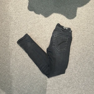 Dondup jeans - Ett par svarta dondup jeans som överlag är ett riktigt bra köp, blivit användna ett få tall gånger och är sjukt bekväma o snygga
