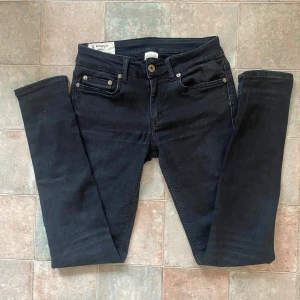 Dondup george jeans - Tjo säljer mina assfeta svarta dondup jeans. Riktigt stiliga jeans i modellen george med slim fit passform. Storleken är W27/31 o priset går att diskutera . Vid frågor eller funderingar är det bara att skriva🙏❤️