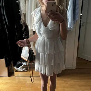 Vit volangklänning  - Säljer min älskade sommar klänning från förra året som endast andvänts en gång💞storleken är 32 men passar 34 med! 