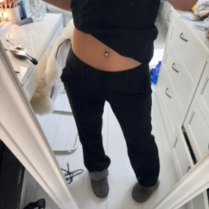 Low waist kostymbyxor Alobha Label - Såå snygga lågmidjade kostymbyxor från Alobha Label, knappt använda, nypris 799!! Midja: 36-37, innerben 75😇💕