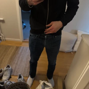 Blå Alberto Jersey Jeans - Säljer ett par blå jeans från Alberto, modell Pipe Jersey Jeans med regular fit. 