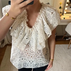 Svart broderad blus med volanger  - Säljer min otroliga topp från Wera som tyvärr inte kommer till användning. Skitsnygg topp perfekt till sommaren. Inga defekter alls. Jag säljer den svarta!!