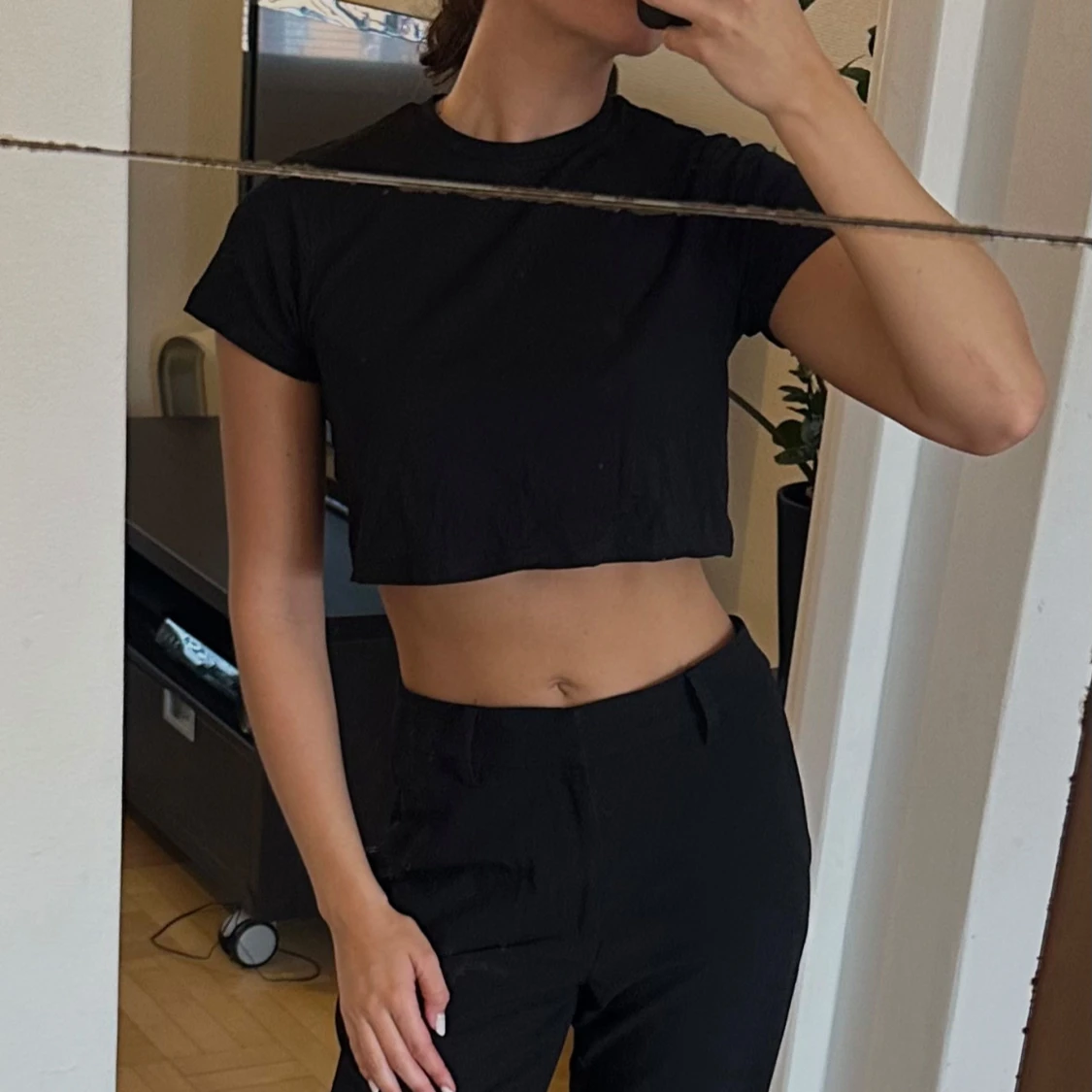 Svart croppad t-shirt - 1