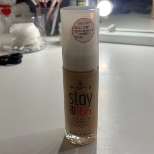 Essence Stay All Day 16h Foundation - Essence Stay All Day 16h Foundation i en beige nyans. Flytande foundation i glasflaska med vit plastkork. Ger långvarig täckning och är fri från silikoner, mikroplaster och oljor. Perfekt för en jämn och naturlig bas. Har testat den men passade inte min hudton 