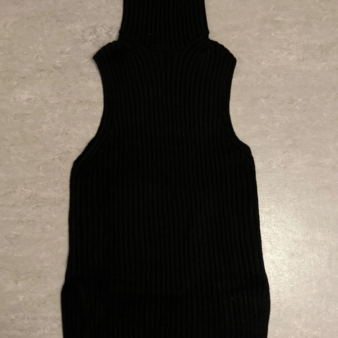 Svart ribbad ärmlös polotopp från H&M