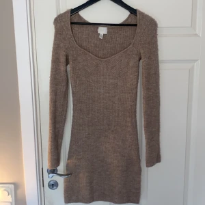 Beige stickad klänning från H&M - Säljer en beige stickad klänning från H&M i storlek XS. Väldigt skön använt 1 gång 