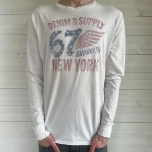 Vit långärmad tröja från Denim & Supply - Vit långärmad T-shirt|Skick: 9/10 Storlek:M Hör av er vid minsta fundering! 