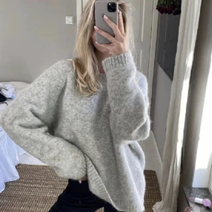 Le Ger About You stickad tröja  - Le Ger stickad tröja grå, från about you, skit snygg💖storlek 36!  Super bra skick, nypris 915 kr  Sista bilden är min egna!