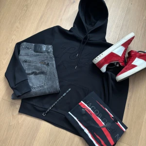 Svart hoodie från Polo Ralph Lauren - Tja! Säljer nu en sjukt snygg svart Ralph Lauren Hoodie i storlek S. Bara att höra av sig vid frågor eller liknande✌️