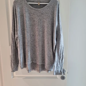 Mjukisset - Superbekväma grå mjukisbyxor och tröja från Soya Concept.Perfekt för chill dagar hemma eller när du vill ha en avslappnad stil. Tillverkade i mjukt material som känns skönt mot huden.