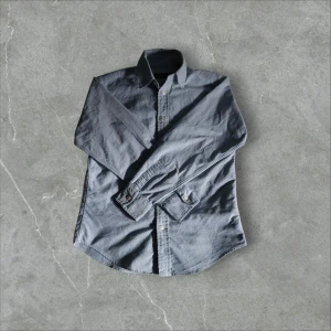 Ralph Lauren skjorta - Tjenar nu säljer jag denna riktigt fina skjorta som jag hittade i min garderob. Väldigt fint skick. Storleken är 8 i barnstorlek. Mitt pris 169kr. Kan gå ner i pris vid snabb affär 