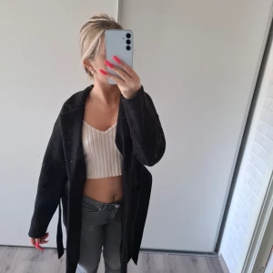 Svart kappa från pieces  - Säljer en svart kappa från pieces den är en lång modell. Finns hund hår på kappan som går bort I tvätten därav priset ny pris 800