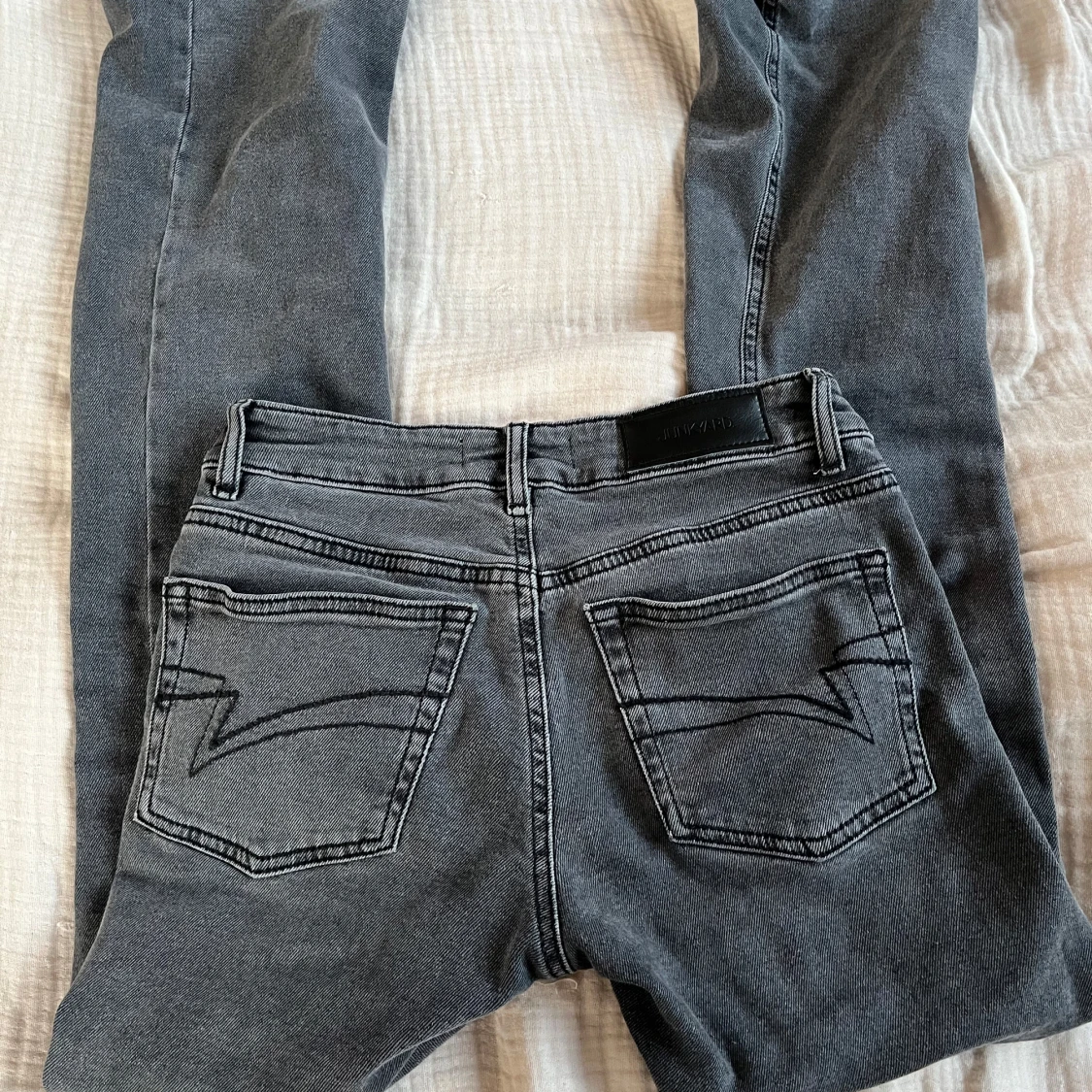 Grå jeans från Junkyard - 1