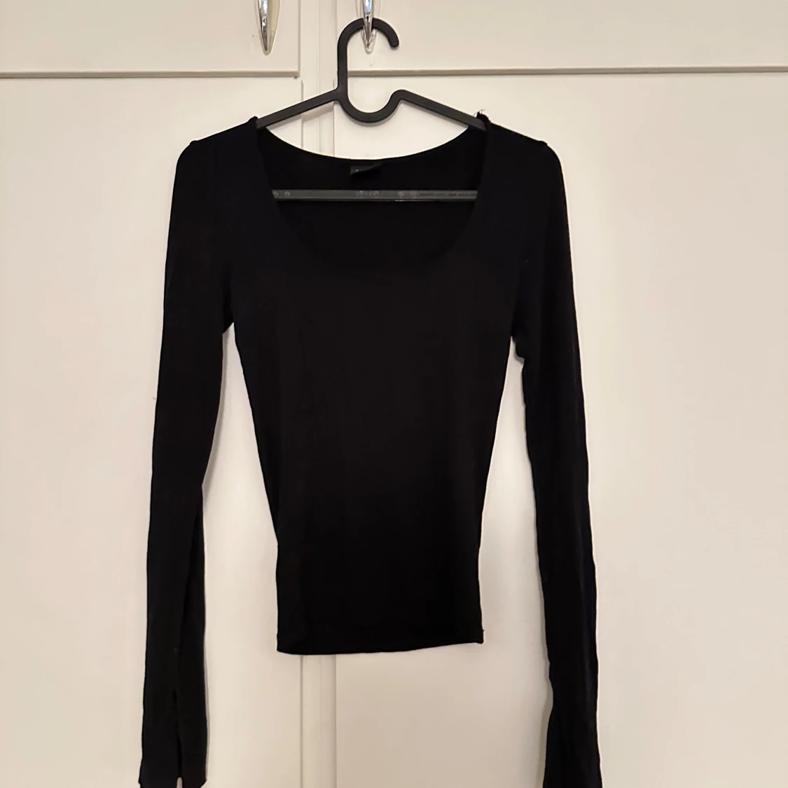 Svart långärmad topp med rund hals - 1