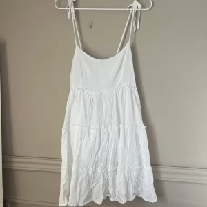 Studentklänning  - Supergullig vit volang klänning med justerbara rosettsnören som passar perfekt för student.😻